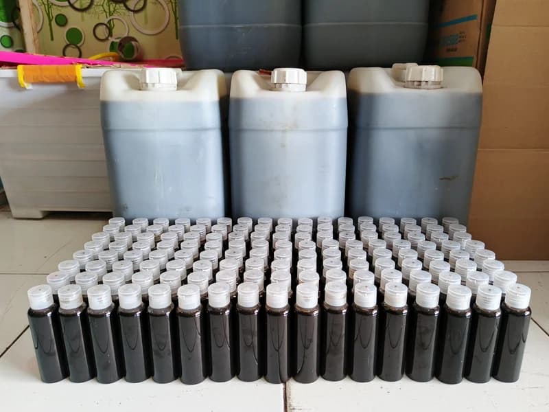 Stok jerigen dan botol minyak kemiri bakar Barooka yang siap dikirim